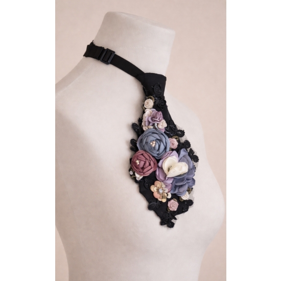 Krawat biżuteryjny z kwiatami 3D – elegancki akcent z artystycznym charakterem